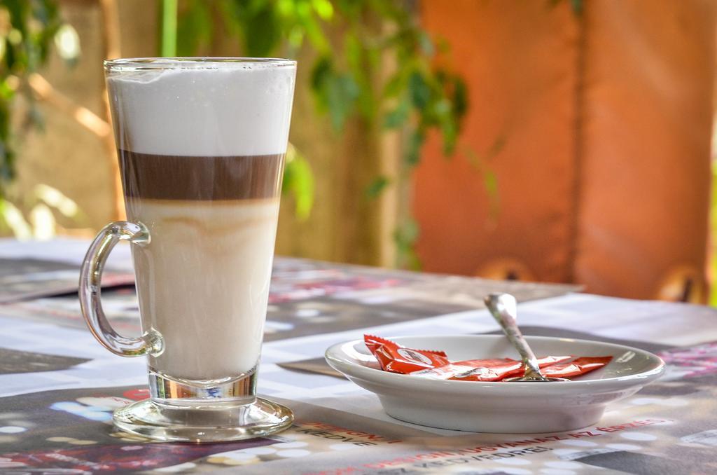 Clock Cafe Pizzeria Es Panzio Otel Hajdúszoboszló Dış mekan fotoğraf
