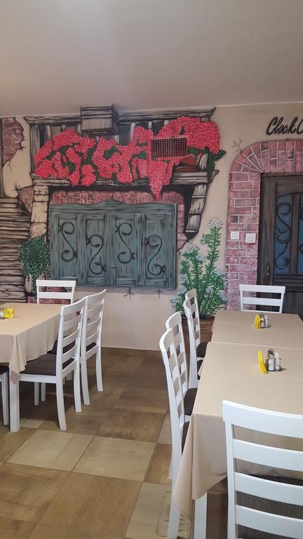 Clock Cafe Pizzeria Es Panzio Otel Hajdúszoboszló Dış mekan fotoğraf