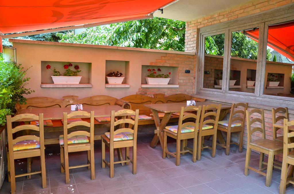 Clock Cafe Pizzeria Es Panzio Otel Hajdúszoboszló Dış mekan fotoğraf