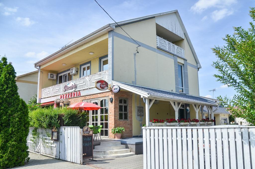 Clock Cafe Pizzeria Es Panzio Otel Hajdúszoboszló Dış mekan fotoğraf