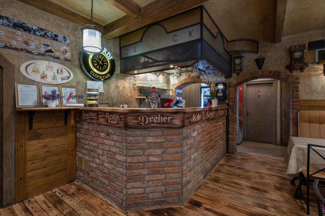 Clock Cafe Pizzeria Es Panzio Otel Hajdúszoboszló Dış mekan fotoğraf