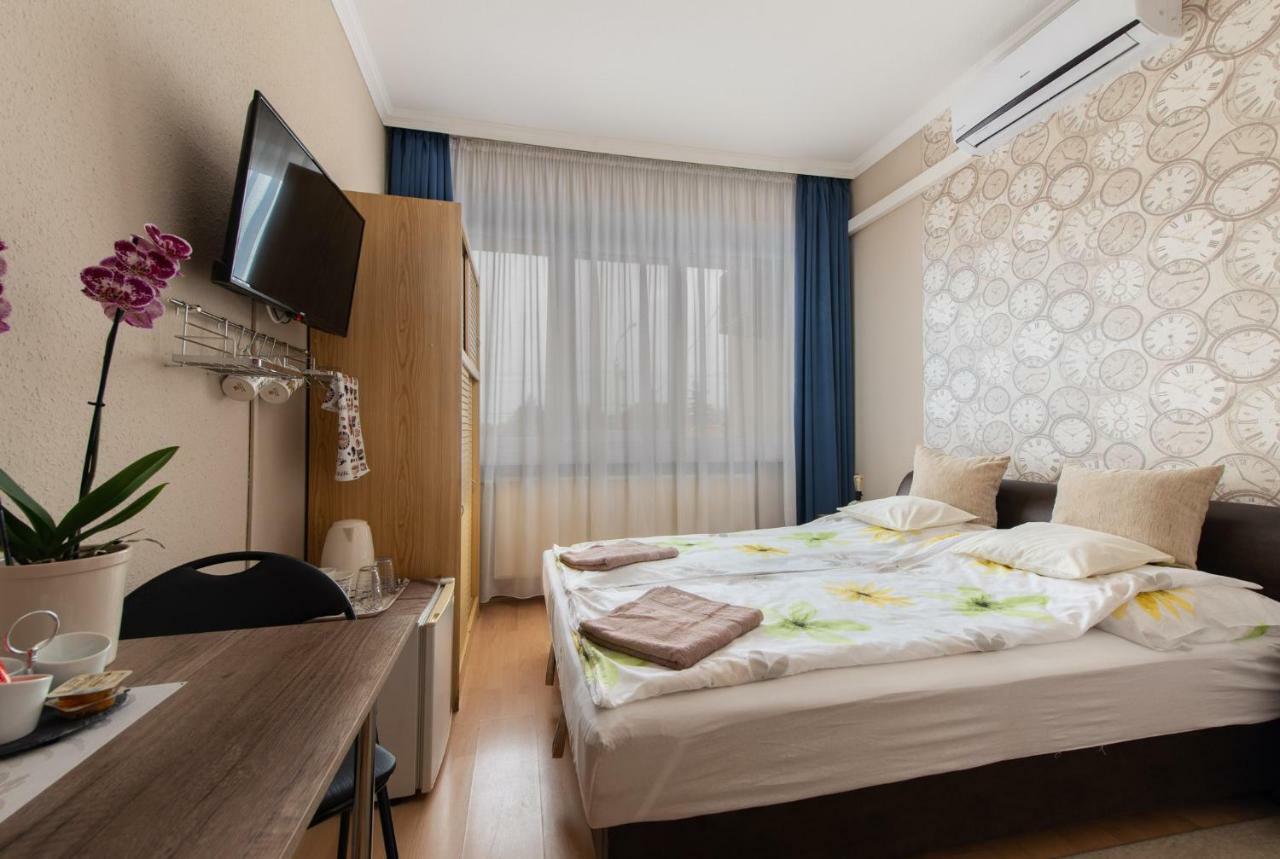 Clock Cafe Pizzeria Es Panzio Otel Hajdúszoboszló Dış mekan fotoğraf