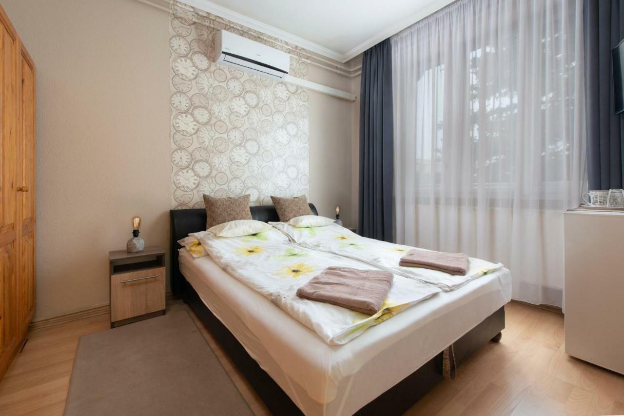 Clock Cafe Pizzeria Es Panzio Otel Hajdúszoboszló Dış mekan fotoğraf
